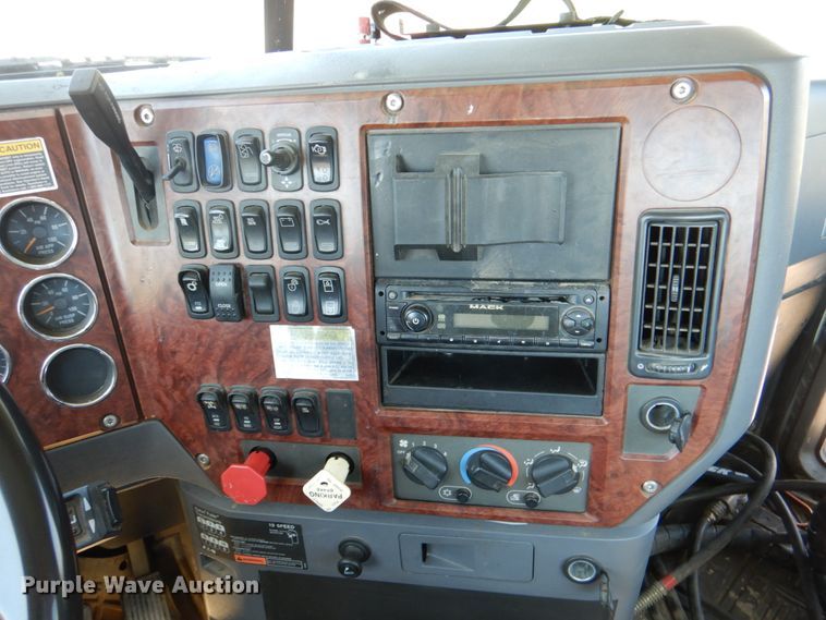 image for item DK5565 2010 Mack CXU  semi truck