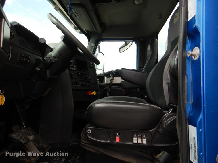 image for item DK5598 2016 Caterpillar CT680L  semi truck