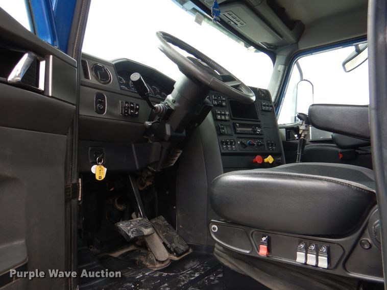 image for item DK5598 2016 Caterpillar CT680L  semi truck