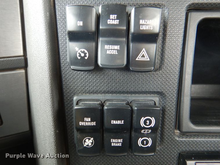 image for item DK5598 2016 Caterpillar CT680L  semi truck