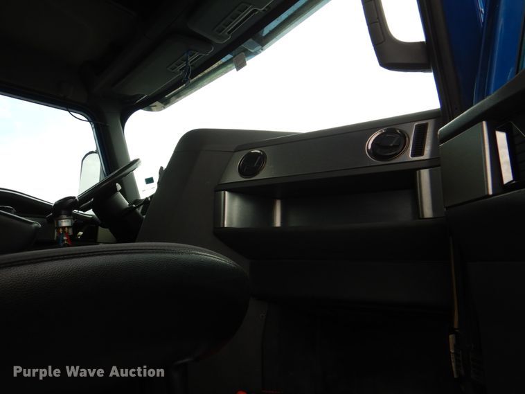 image for item DK5598 2016 Caterpillar CT680L  semi truck