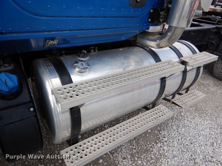 image for item DK5598 2016 Caterpillar CT680L  semi truck