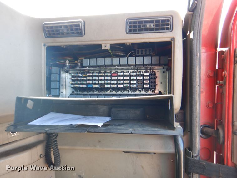 image for item DK5637 2005 International 9400i  semi truck