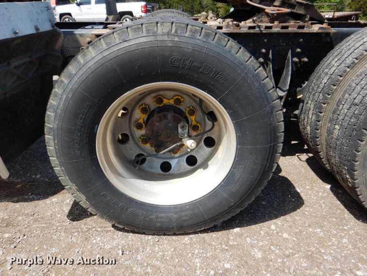 image for item DK5637 2005 International 9400i  semi truck