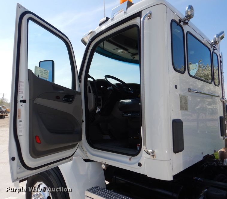 image for item DL2922 2018 Peterbilt 567  semi truck