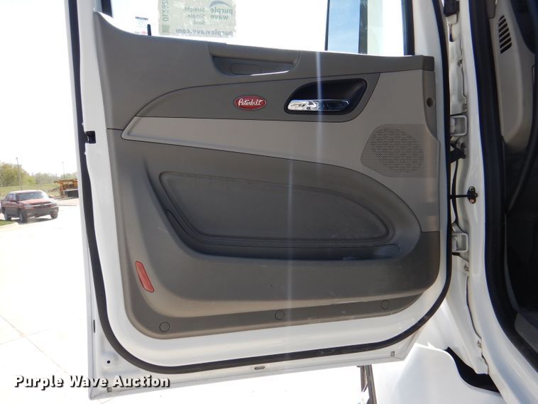 image for item DL2922 2018 Peterbilt 567  semi truck