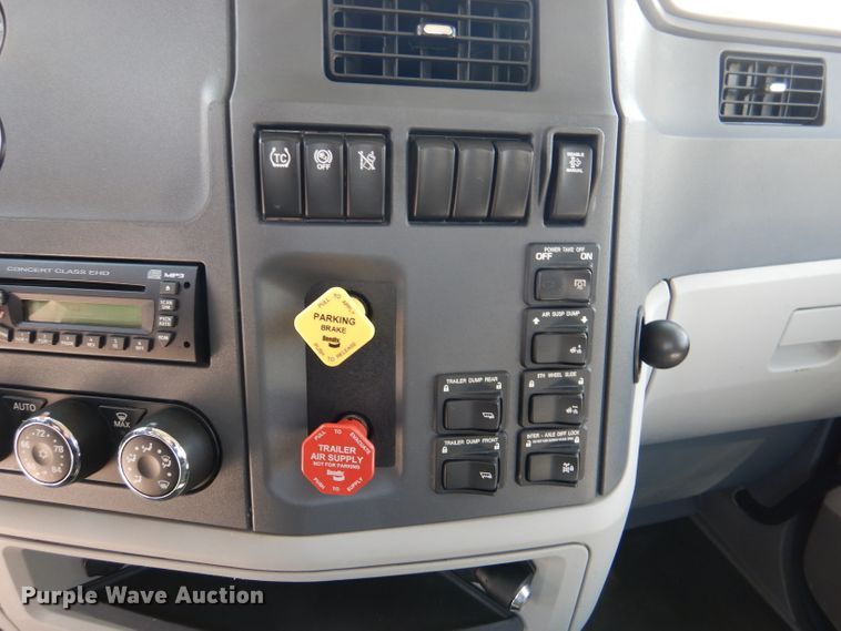 image for item DL2922 2018 Peterbilt 567  semi truck