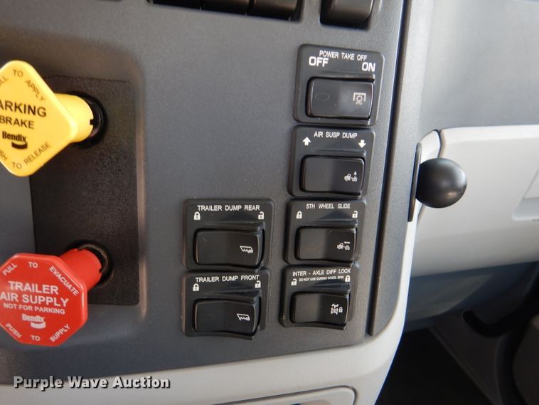 image for item DL2922 2018 Peterbilt 567  semi truck