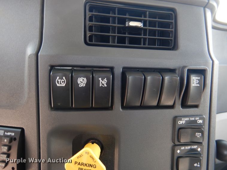 image for item DL2922 2018 Peterbilt 567  semi truck