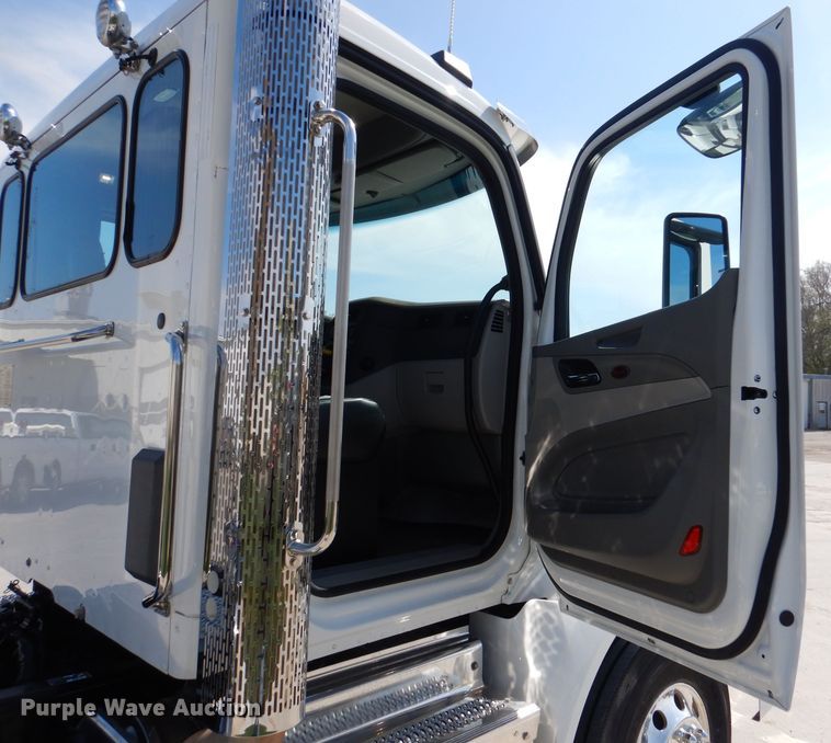 image for item DL2922 2018 Peterbilt 567  semi truck