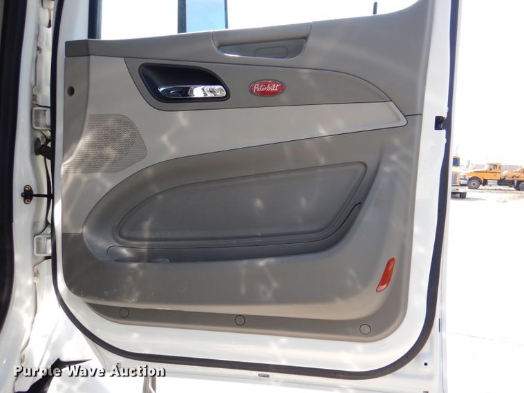 image for item DL2922 2018 Peterbilt 567  semi truck