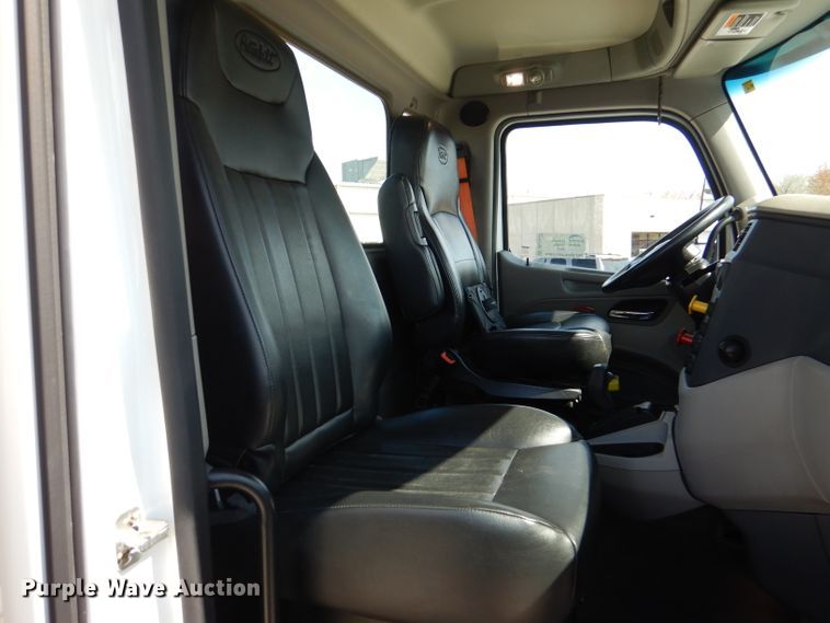 image for item DL2922 2018 Peterbilt 567  semi truck