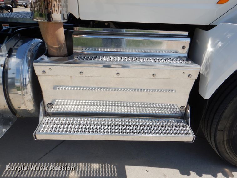 image for item DL2922 2018 Peterbilt 567  semi truck