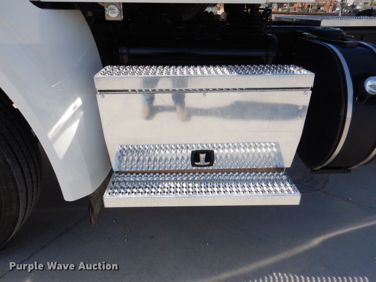 image for item DL2922 2018 Peterbilt 567  semi truck