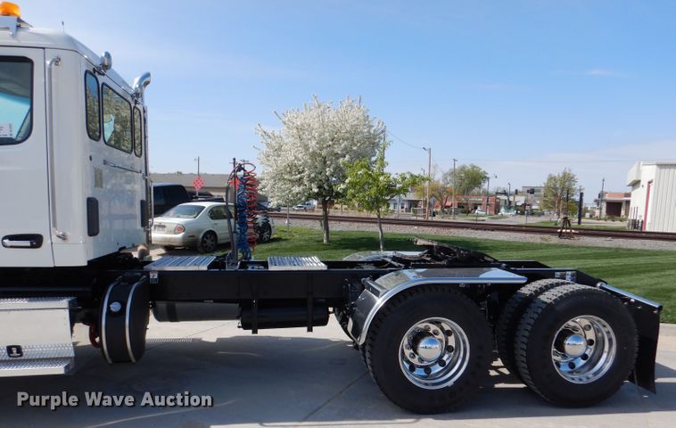 image for item DL2922 2018 Peterbilt 567  semi truck