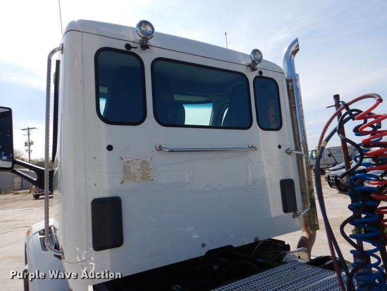 image for item DL2922 2018 Peterbilt 567  semi truck