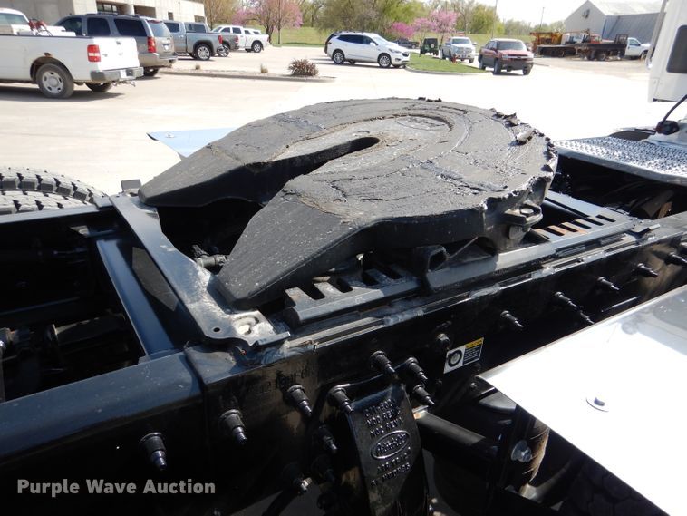 image for item DL2922 2018 Peterbilt 567  semi truck