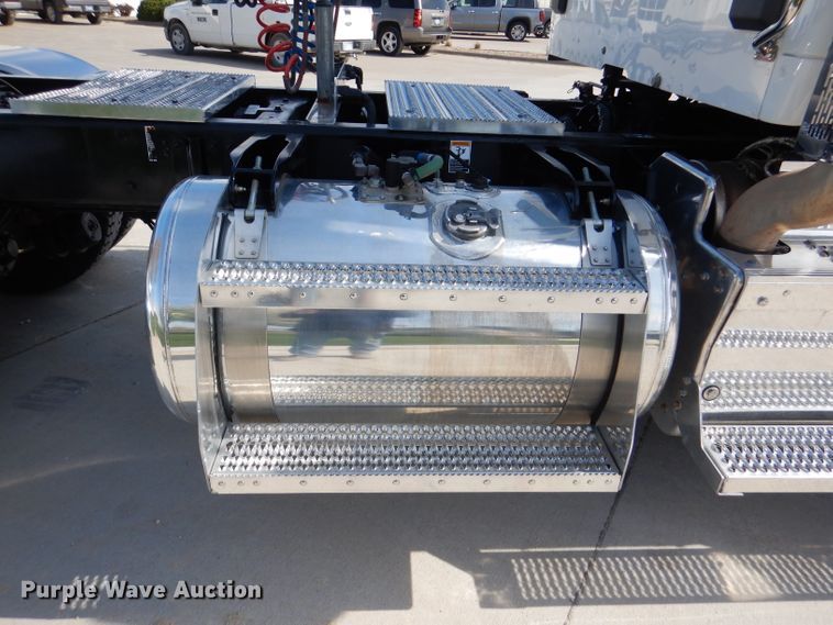 image for item DL2922 2018 Peterbilt 567  semi truck