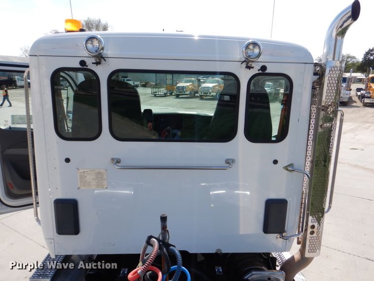 image for item DL2922 2018 Peterbilt 567  semi truck