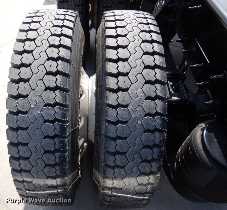 image for item DL2922 2018 Peterbilt 567  semi truck