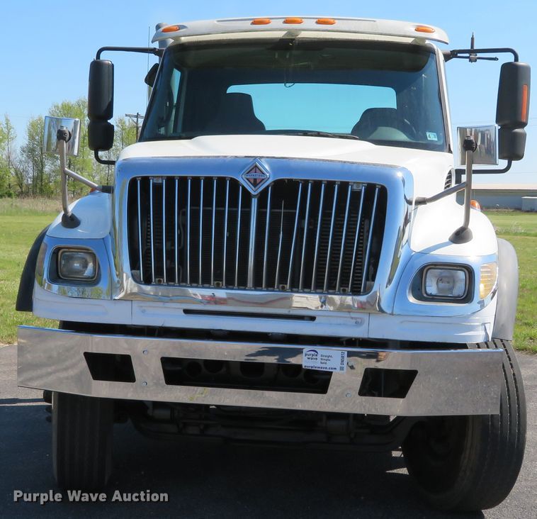 image for item DN5812 2005 International 7600  semi truck