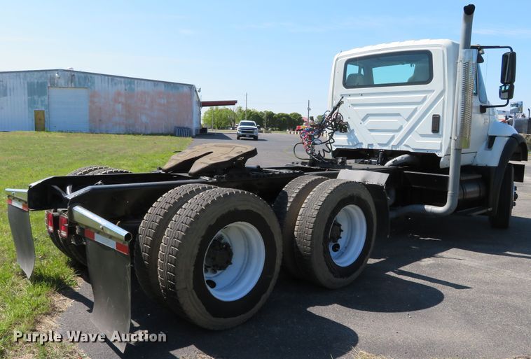 image for item DN5812 2005 International 7600  semi truck