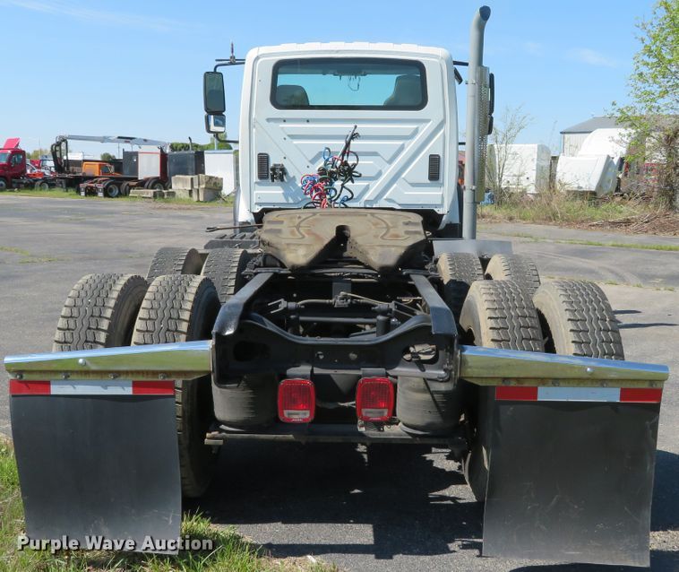 image for item DN5812 2005 International 7600  semi truck