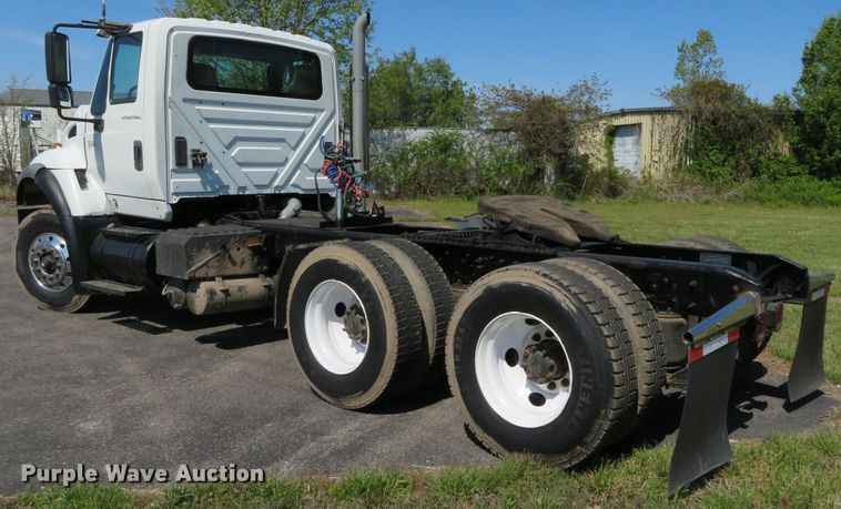 image for item DN5812 2005 International 7600  semi truck