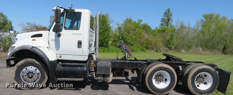 image for item DN5812 2005 International 7600  semi truck