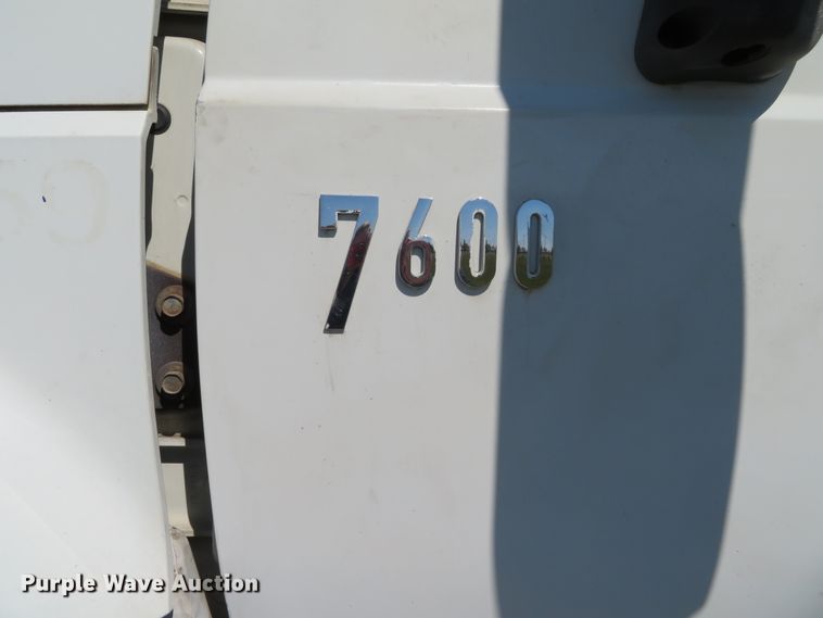 image for item DN5812 2005 International 7600  semi truck