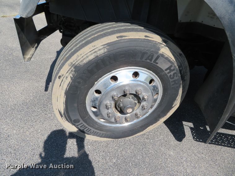 image for item DN5812 2005 International 7600  semi truck