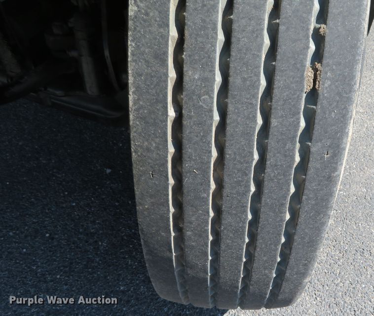 image for item DN5812 2005 International 7600  semi truck