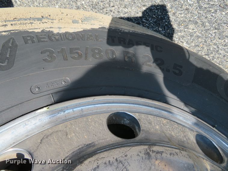 image for item DN5812 2005 International 7600  semi truck