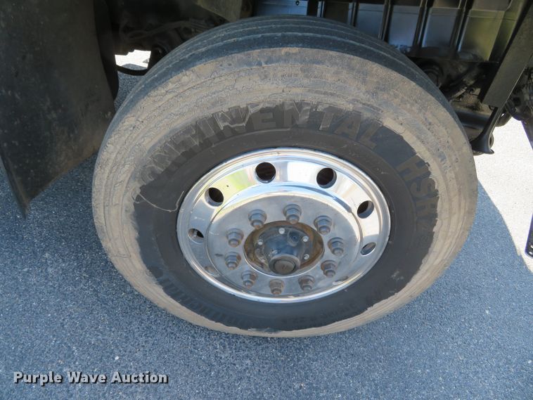 image for item DN5812 2005 International 7600  semi truck