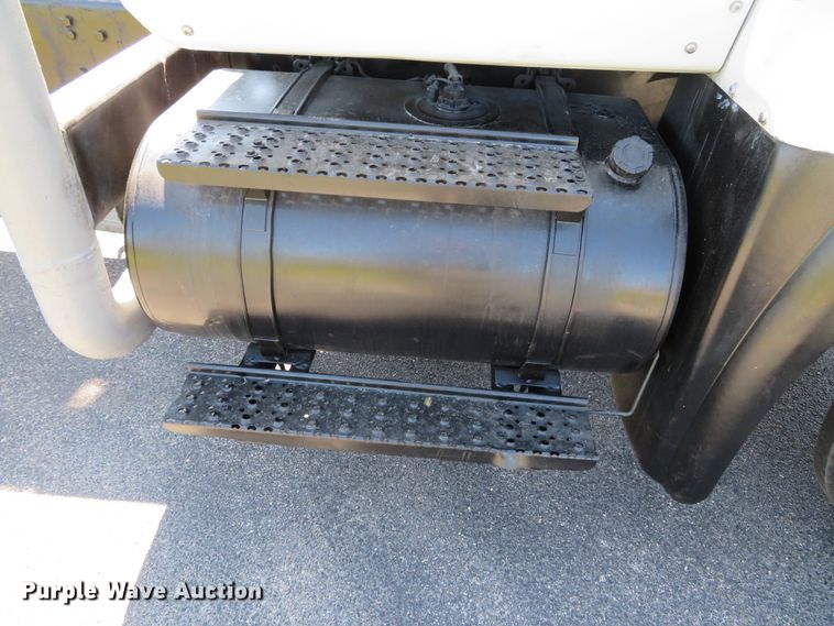 image for item DN5812 2005 International 7600  semi truck