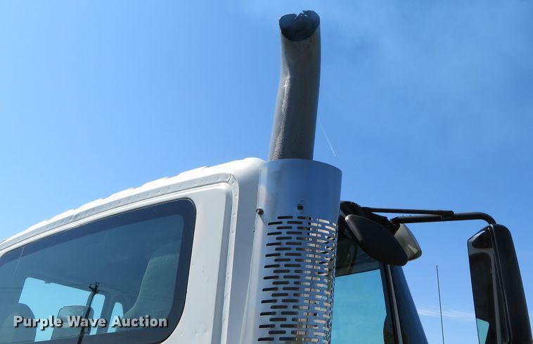 image for item DN5812 2005 International 7600  semi truck
