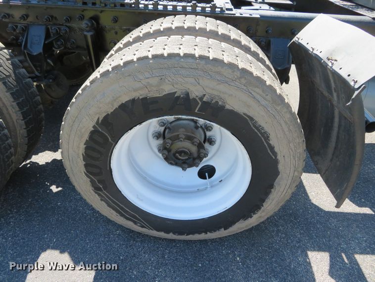 image for item DN5812 2005 International 7600  semi truck