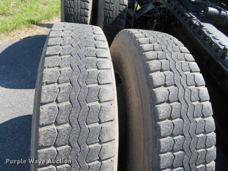 image for item DN5812 2005 International 7600  semi truck