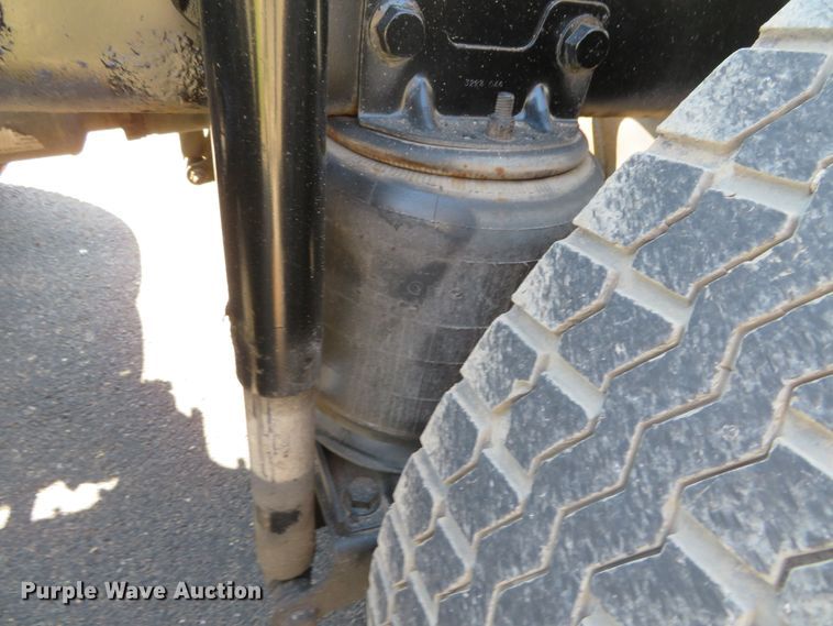 image for item DN5812 2005 International 7600  semi truck