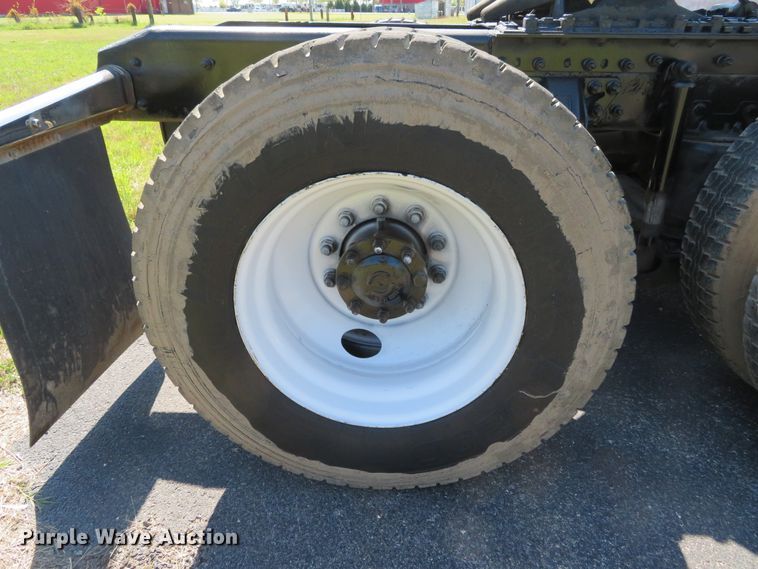 image for item DN5812 2005 International 7600  semi truck