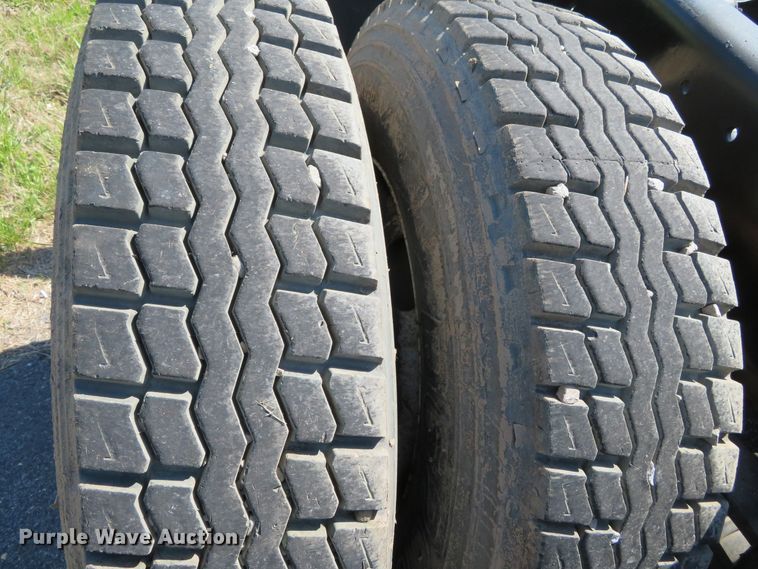 image for item DN5812 2005 International 7600  semi truck