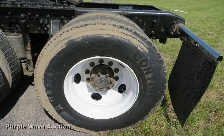 image for item DN5812 2005 International 7600  semi truck