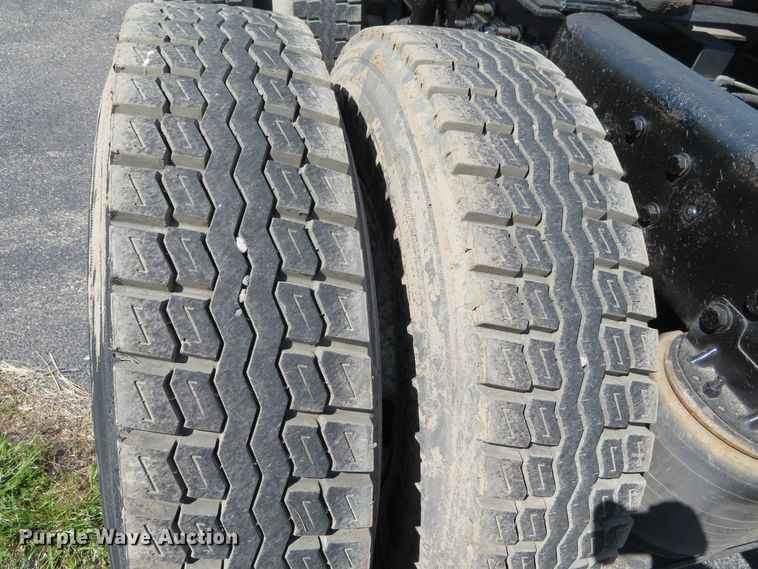 image for item DN5812 2005 International 7600  semi truck