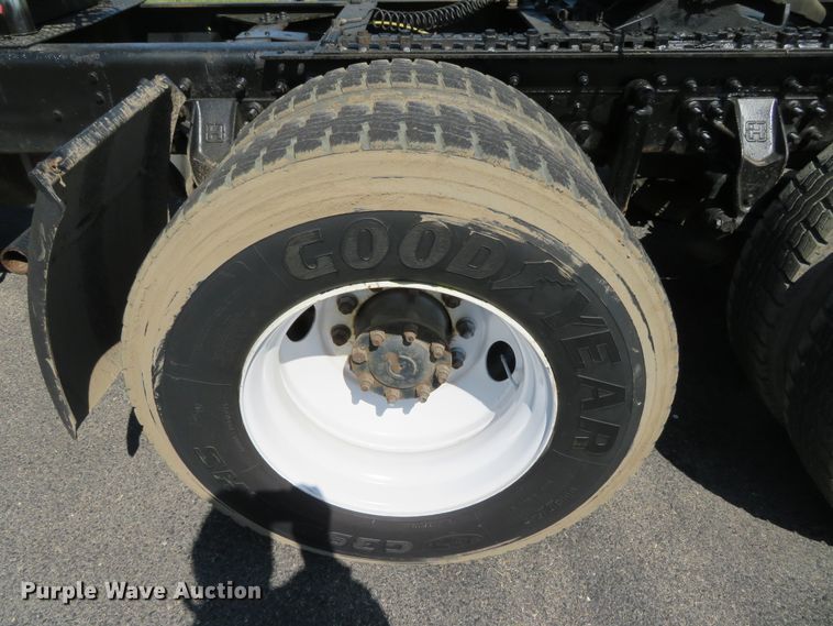 image for item DN5812 2005 International 7600  semi truck