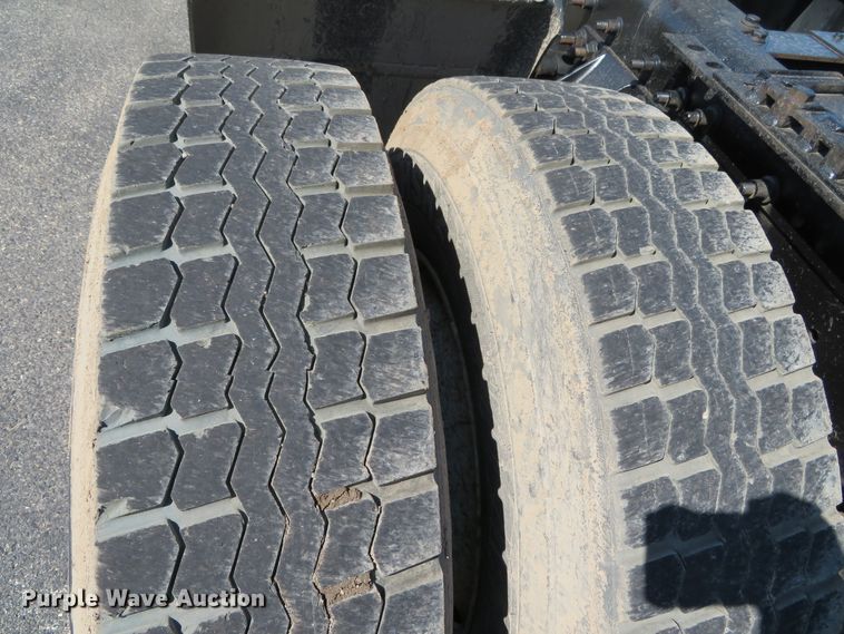 image for item DN5812 2005 International 7600  semi truck