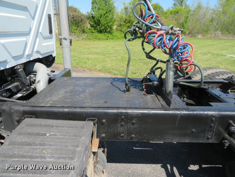 image for item DN5812 2005 International 7600  semi truck