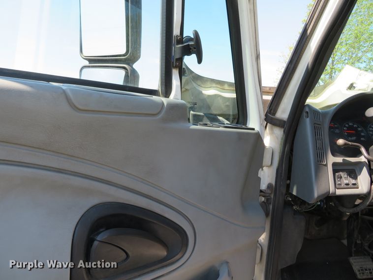 image for item DN5812 2005 International 7600  semi truck