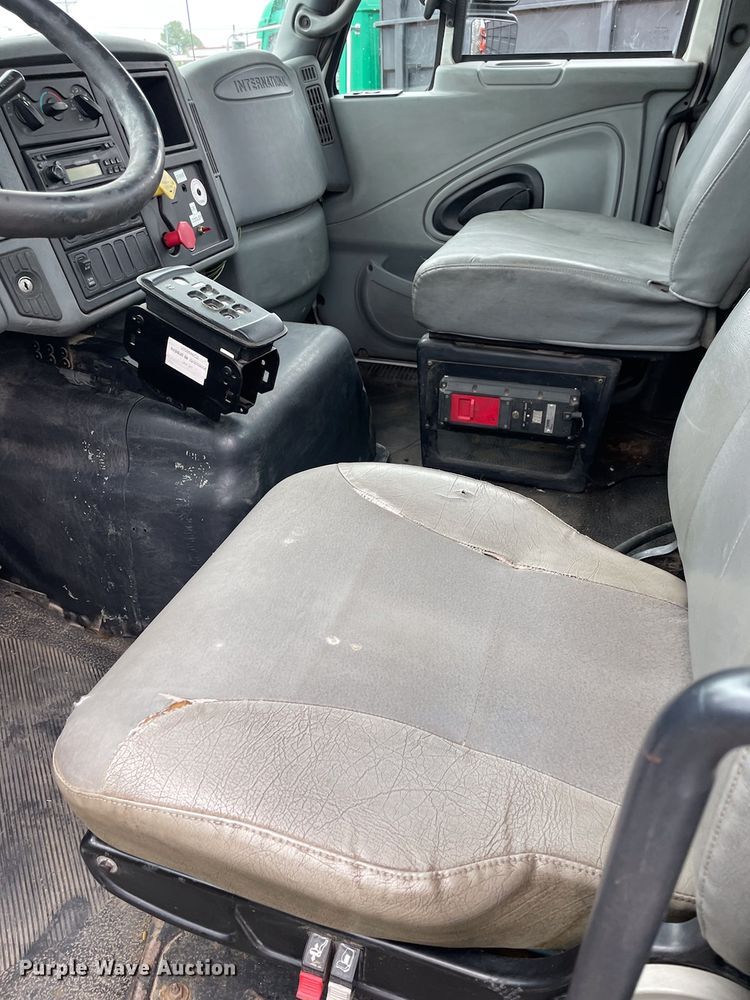 image for item DN5812 2005 International 7600  semi truck