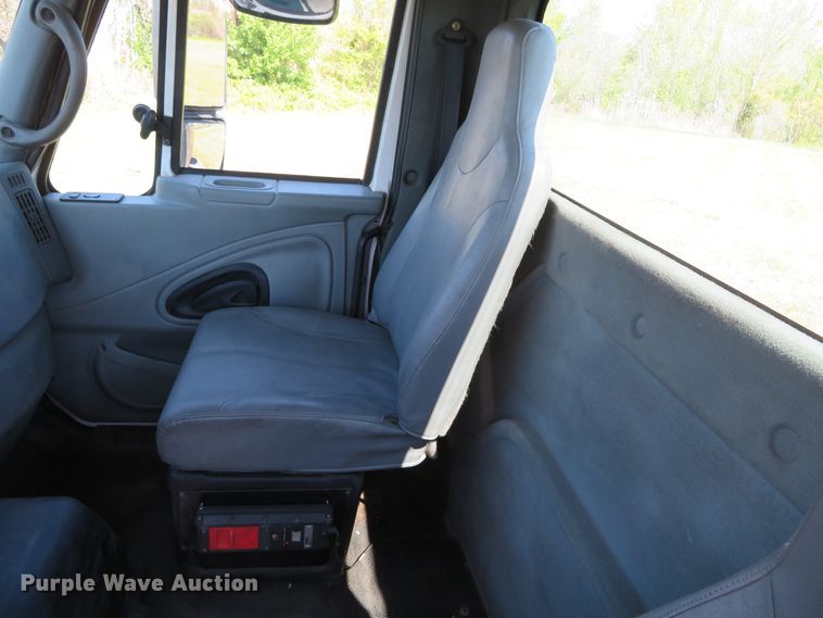 image for item DN5812 2005 International 7600  semi truck