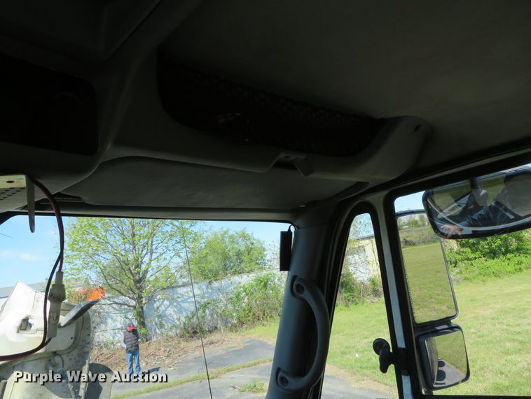 image for item DN5812 2005 International 7600  semi truck